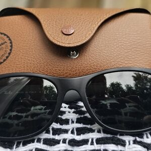 Ray-Ban New Wayfarer Matte Black Rubber G-15 622 Brand New Never Worn